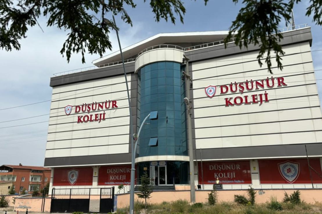 Niğde Kampüsü'nün cam kuleli ana binası ve Düşünür Koleji tabelaları