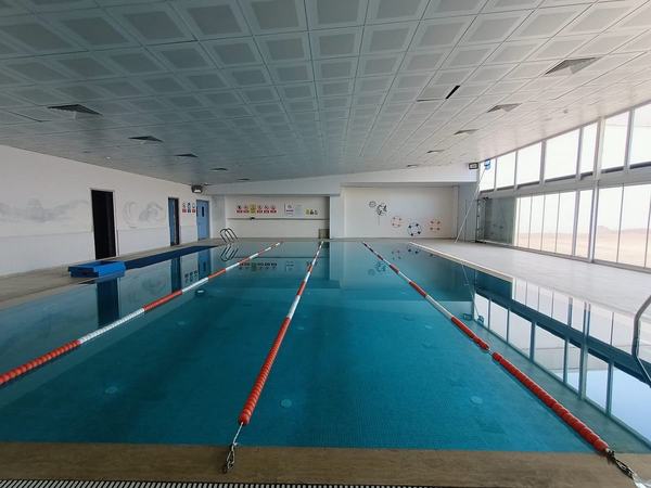 Kulvar ipleriyle ayrılmış, gün ışığı alan kapalı yüzme havuzu