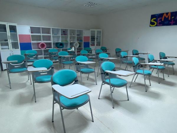 Kolçaklı sandalyeler ve materyal dolaplarıyla STEM sınıfı