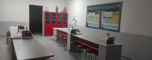 Deney masaları ve periyodik tablolu fen laboratuvarı