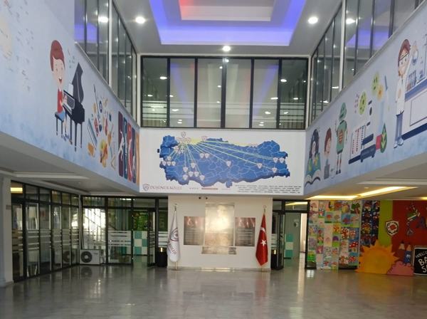 Türkiye kampüs haritası ve Atatürk köşesiyle çift katlı giriş holü