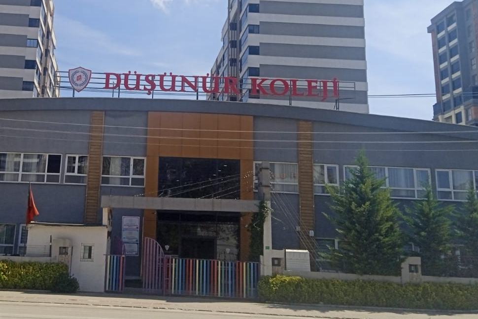 Osmangazi Kampüsü ana bina cephesi ve Düşünür Koleji tabelası