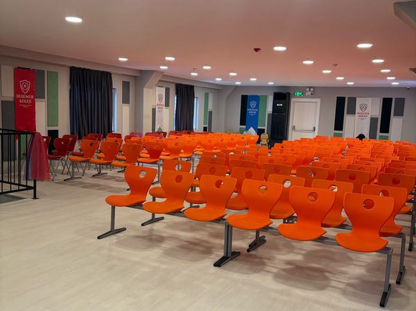 Düşünür Koleji flamalarıyla donatılmış çok amaçlı konferans salonu