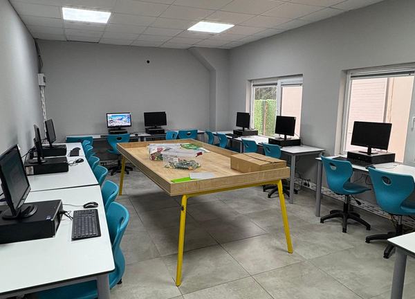 Bilgisayar masaları ve robotik set tezgâhıyla kodlama sınıfı