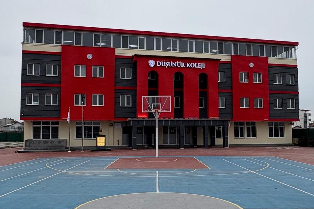 Düşünür Koleji Paşaalan Kampüsü ana binası ve basketbol sahası