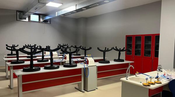 Deney masaları ve kırmızı dolaplarıyla fen laboratuvarı