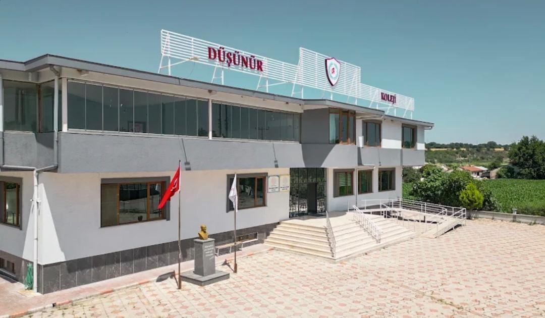 Susurluk Kampüsü çatı tabelalı ana bina ve giriş merdivenleri