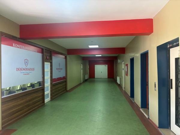 Konferans salonu girişi ve yeşil zeminli koridor