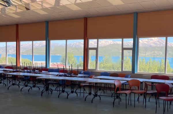 Geniş pencerelerinden Van Gölü görünen yemekhane