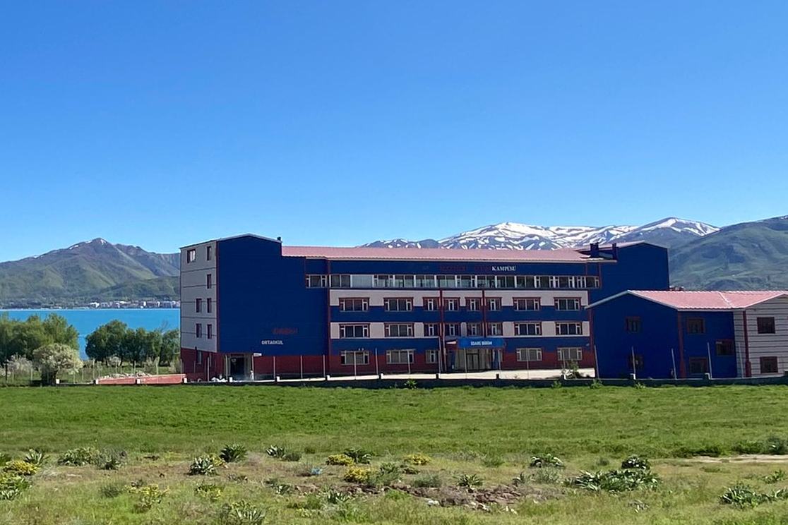 Tatvan Kampüsü binaları, Van Gölü ve karlı dağlar