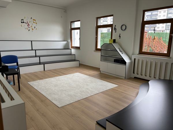 Basamaklı koro oturağı olan müzik sınıfı