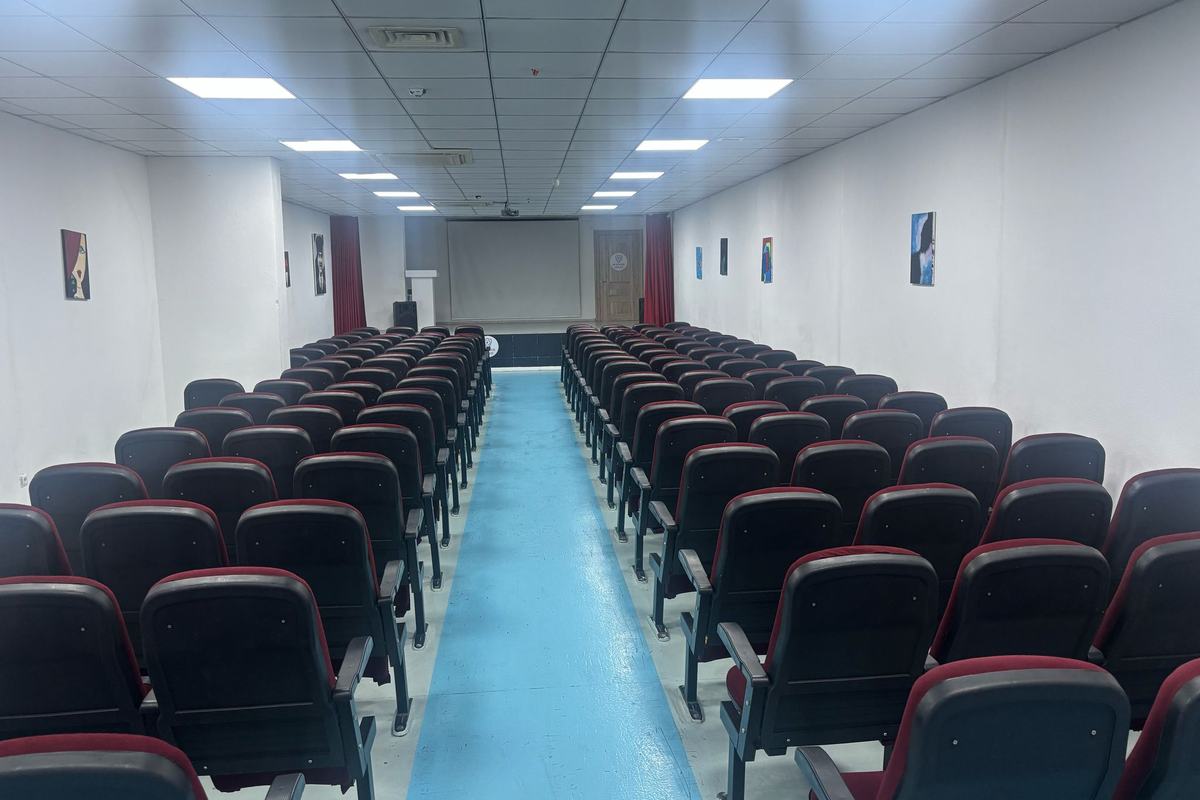 Yenişehir Kampüsü'nde sahneli ve perdeli konferans salonu